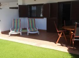 Casa ARCO IRIS avec Jardin et Terrasse - piscine et jacuzzi partagés - by Cathy Ducoin, hotel cu piscine din San Juan de los Terreros