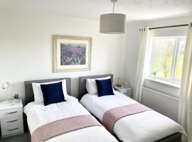 Comfortable and Spacious Superb Holiday Home in Llanelli, Dog Friendly, hótel í Llanelli