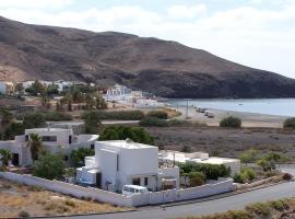 Strandnahe Ferienwohnung mit Pool Fuerteventura، فندق في Giniginámar