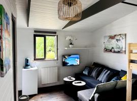 Chalet des Fées - Piscine, hotel in Crozon