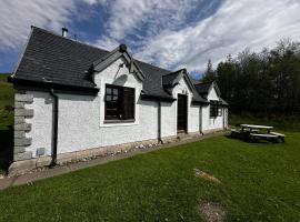 Farm Cottage with wood-fired Hot Tub, casă de vacanță din Taynuilt