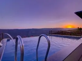 The Strawbella Villa - Valley Facing Infinity Swimming pool