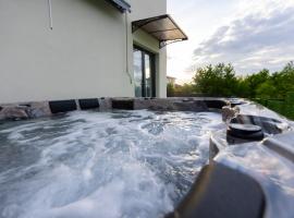 Jacuzzi & luxury house, cabaña o casa de campo en Iaşi