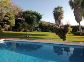 Villa Carioca - with private pool, marvelous garden and amazing ocean view, vacation home in Sauzal