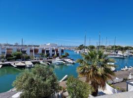 Marina Prestige 6-8 pers 120 m2 vue mer + couchage insolite bateau, hôtel au Grau-du-Roi
