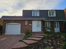 Gorgeous 5 Bedroom House, hotel in Brossard