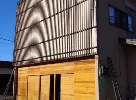 白神山地の麓でヤギのいるゲストハウス　あわじ商店