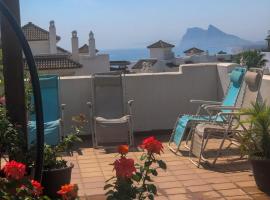 Comfortable 2 bedroom apartment with sea view, hotel a San Roque
