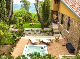 Majestic Villa in Hills of Florence with Gardens Gym Jacuzzi and Sauna, hótel í Fiesole