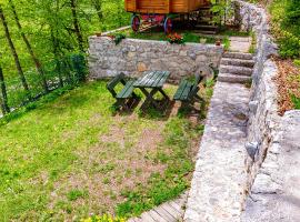 Brvnara Nomad Tri Zvezde, chal&eacute; alpino em Kokin Brod