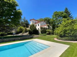 Espectacular Casa Chateau en el centro de Olot, hotel din apropiere 
 de Muzeul Sfinților din Olot, Olot