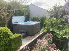 Bryntirion Farmhouse Apartment with Hot Tub, hotel en Llanfair Caereinion