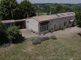 Charmante Villa avec piscine proche de St-Emilion, hotel in Pellegrue