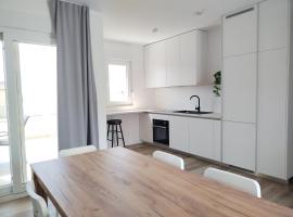 Modern Two Bedroom Apartment with Spacious Seaview Terrace and Free Parking, hotel in Kaštela