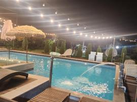 Privāta brīvdienu naktsmītne Patio Pool Villa pilsētā Kjondžu