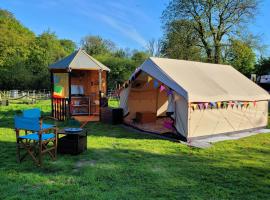 4 Unique Rental Tents Choose from a Bell, Cabin, or Yurt Tent All with Kitchenettes & Comfy beds NO BEDDING SUPPLIED, hotel in Narberth