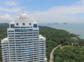 Exclusive Luxury Condo Playa Bonita Beach minutes to City life, departamento en Panamá