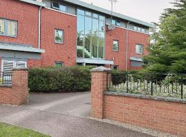 Two Double Bedroom Apartment Parking available Cambourne Cambridge, hotell med parkering i Cambridge