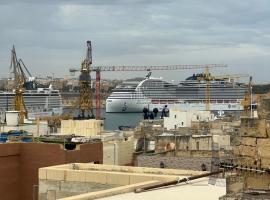 Dar Barbara Duplex 2 Double bedrooms,2 Sofa Beds Large House with Terrace roof views of Valletta, casa de campo em Cospicua