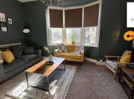 Central Three Bedroom Flat I Sleep Up to 9 Guests