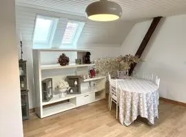 Appartement de charme, 70m2 dans Maison privée, avec pergola Et jardin à 5 arrêts bus du centre ville -Chez Regine