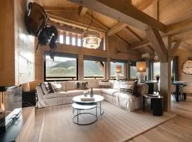 Luxury Megève Chalet, sleeps 8 with Mountain Views and Jacuzzi