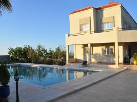 Vila Haja - Beautiful Farmhouse with a Private Pool!, hotel barato en Imouzzer Kandar