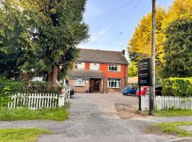 High Trees Guest House Gatwick, hotel din Hookwood