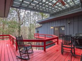 Spacious Home with Treehouse Views, hotel with parking in Hot Springs Village