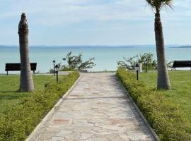 Pool apartment on the beach, hotel v destinaci Burgas City