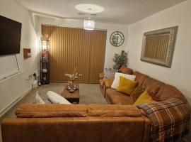 A stunning room in a 2 bed apartments in the heart of Medway, hotel in Gillingham