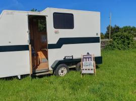 Trailor Escape GLAMPING POD - our converted horse box at Nelson Park Riding Centre - Birchington, Margte, Thanet, Ramsgate, Broadstairs, Sandwich, Herne Bay, Hotel in Birchington