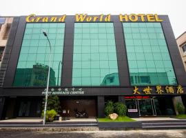 Grand World Hotel, готель біля аеропорту Seletar Airport - XSP, у місті Джохор-Бару