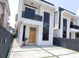 Luxury 4 Bedroom house with Swimming pool, hotell i Lekki