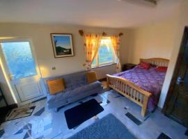 Okuns Cottage, hotel with parking in Tralee
