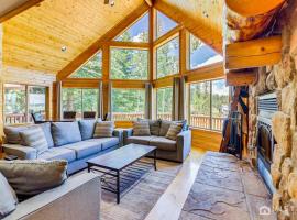 Strawberry Valley Villa -Stunning Views w/ Firepit, hotel in Duck Creek Village