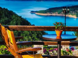 Χρυσοπελεια - Chrisopeleia Lake View, hotel sa Neochórion