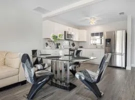 2 bedroom 2 bathroom apartment in Cape Coral yacht club area