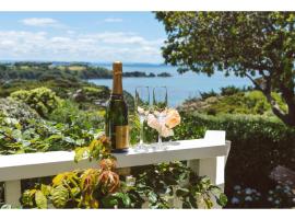 Romantic Cottage Recommended by NZ Herald, casa rural en Oneroa