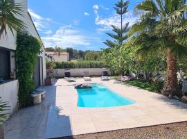 Villa au calme avec piscine, 600 m de la mer: Saint-Raphaël şehrinde bir otel