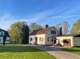 Gårdsflygel med egen trädgård، بيت عطلات في Lind
