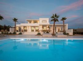 Moderne Villa mit Pool und Meerblick, strandhotel in Pounda