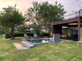 Momento Poolvilla Khaoyai，Ban Khanong Phra Nua的木屋