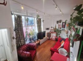 Bright, roomy, colourful flat in Brighton, lägenhet i Brighton & Hove