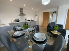 Modern 1 bedroom serviced apartment with garden, hotel in Brentwood
