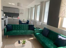 Two bedroom, modern spacious apartment., apartment in Brentwood