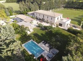 Domaine de La Franquette by Bridget & Pascal - Piscine Chauffée & SPA, hotel in Caderousse