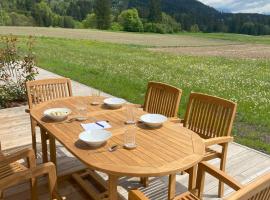 Entspannen im Holzchalet mit Panoramablick, Ruhe und Infrarotsauna, hotel in Hermagor