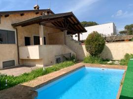 Happy Domus Roma Villa Bustini con meravigliosa piscina, hôtel à Infernetto