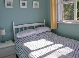 Chy Lowen Private rooms with kitchen, dining room and garden access close to Eden Project & beaches, B&B in Saint Blazey